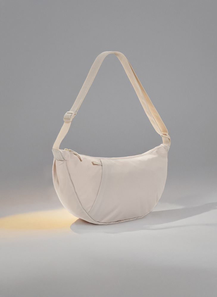 Crescent XL AWARE™ RPET halve maan sling bag